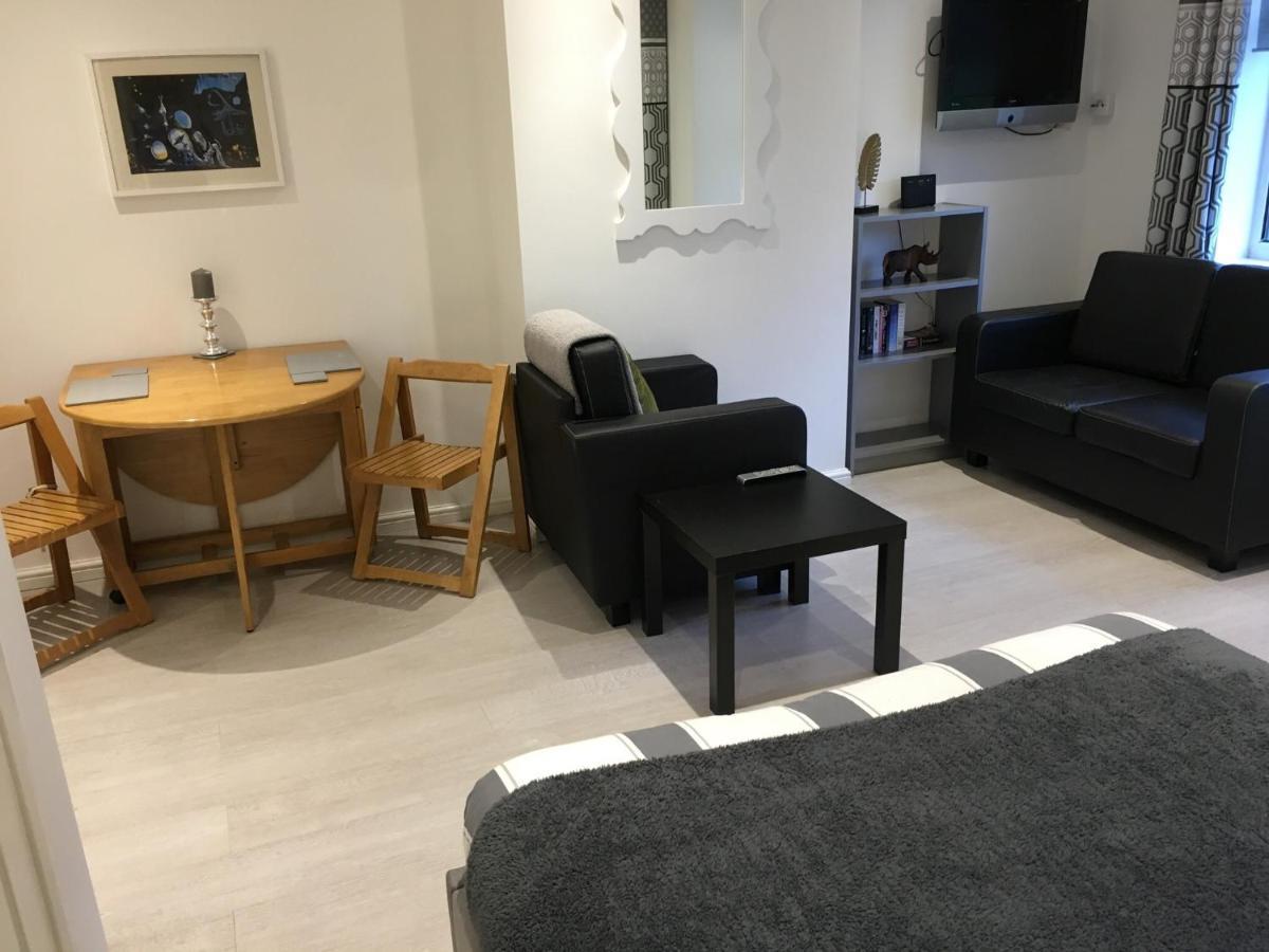 Spacious Ground Floor Studio Flat - Easy Access To Stansted Airport, London And Cambridge Daire Bishop's Stortford Dış mekan fotoğraf