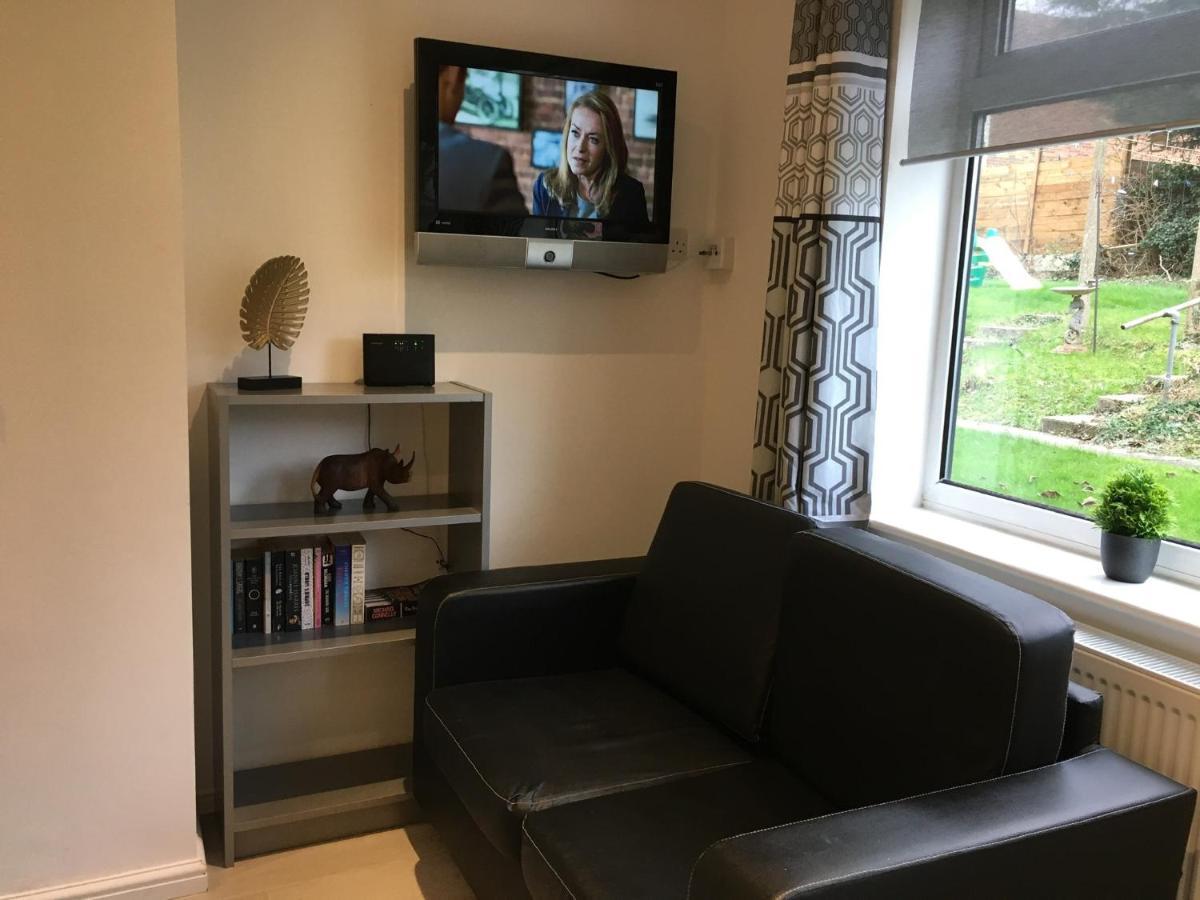 Spacious Ground Floor Studio Flat - Easy Access To Stansted Airport, London And Cambridge Daire Bishop's Stortford Dış mekan fotoğraf