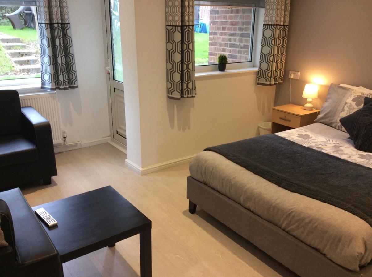 Spacious Ground Floor Studio Flat - Easy Access To Stansted Airport, London And Cambridge Daire Bishop's Stortford Dış mekan fotoğraf