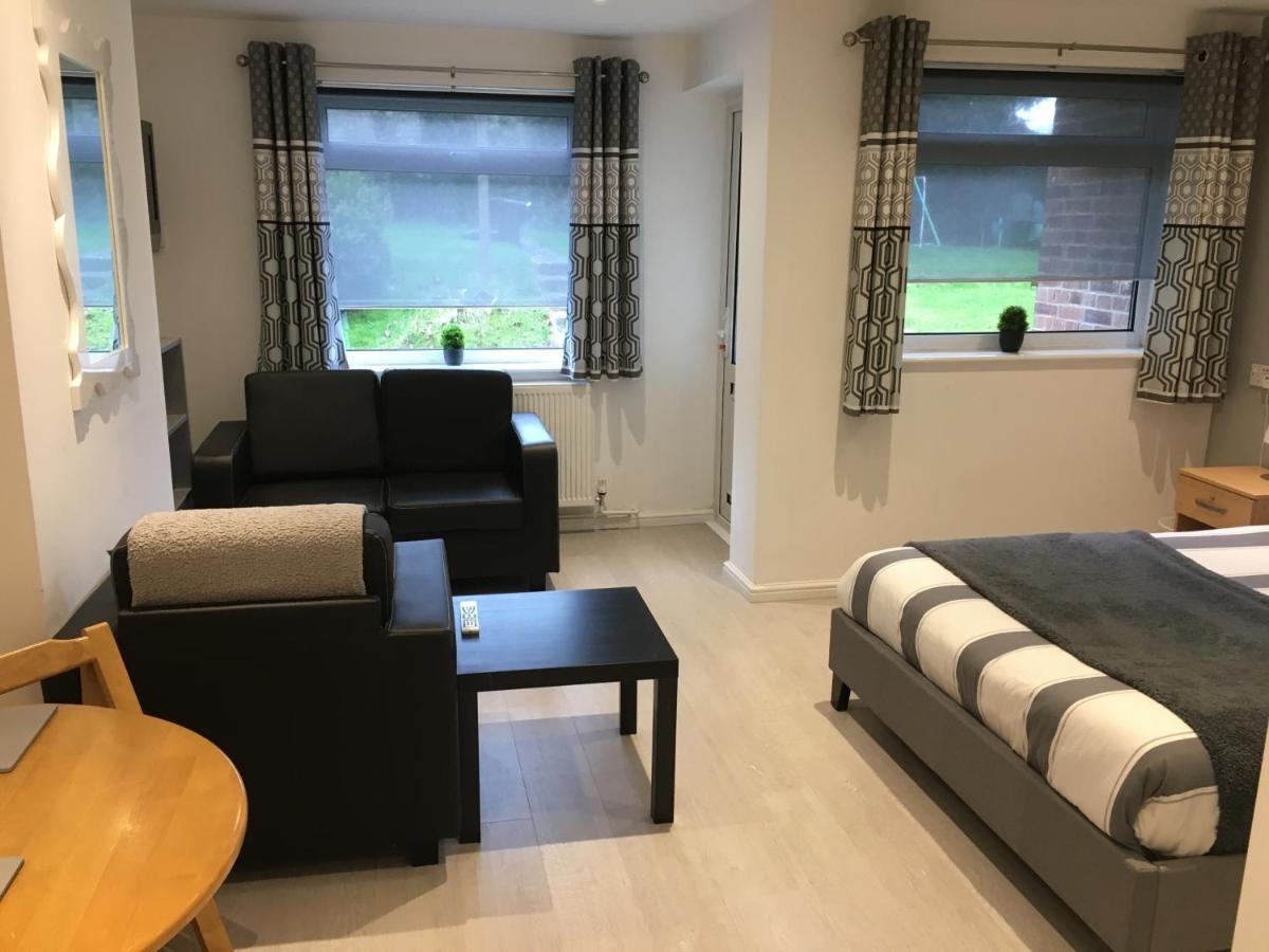 Spacious Ground Floor Studio Flat - Easy Access To Stansted Airport, London And Cambridge Daire Bishop's Stortford Dış mekan fotoğraf